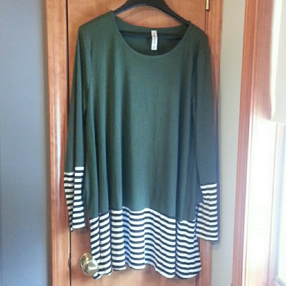 NWOT Zenana long sleeve top.